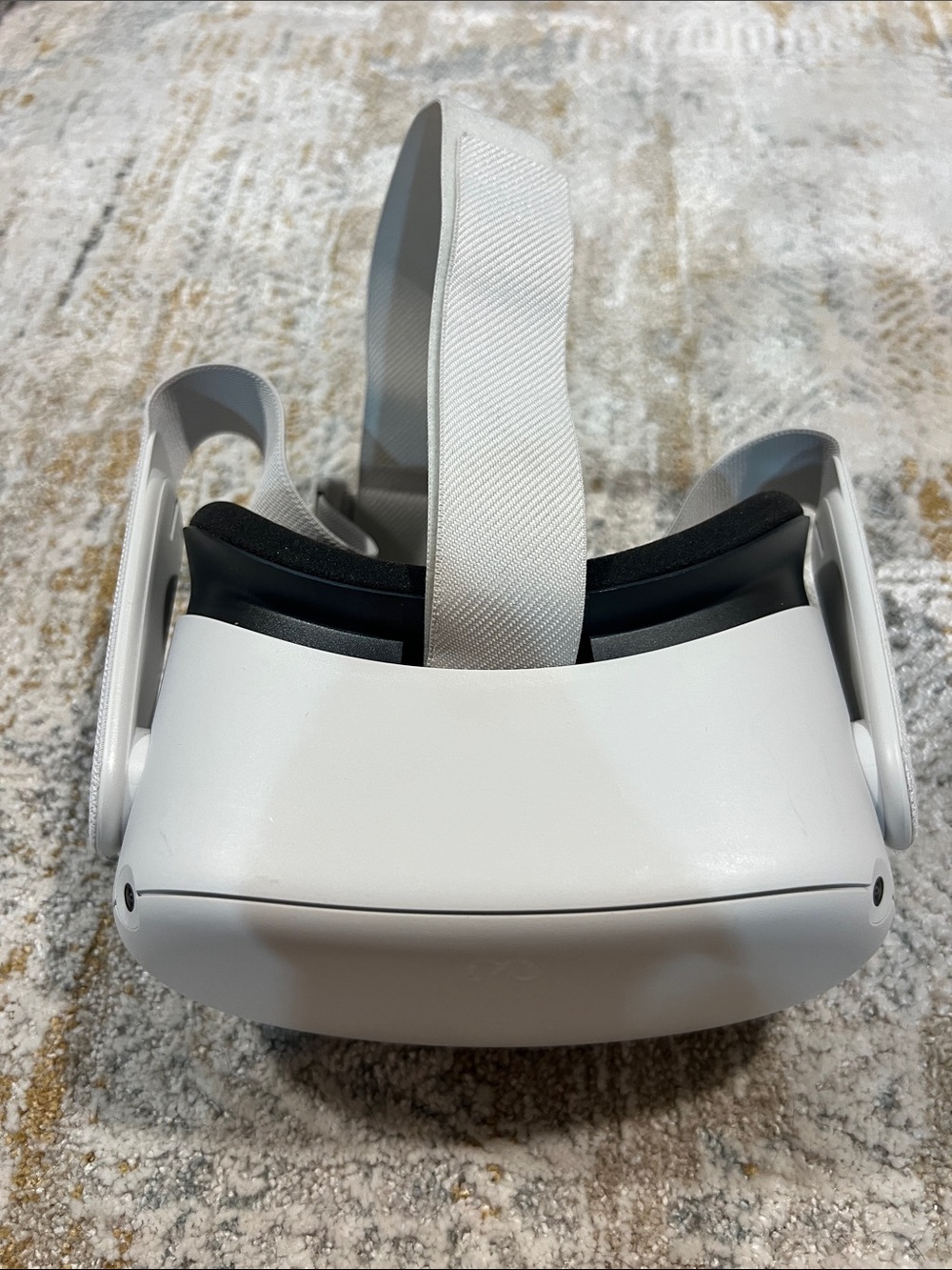 Meta quest 2 White VR Headset with Adjustable Strap no controller no charger z27